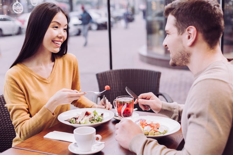 Couple discutant pendant la date du déjeuner