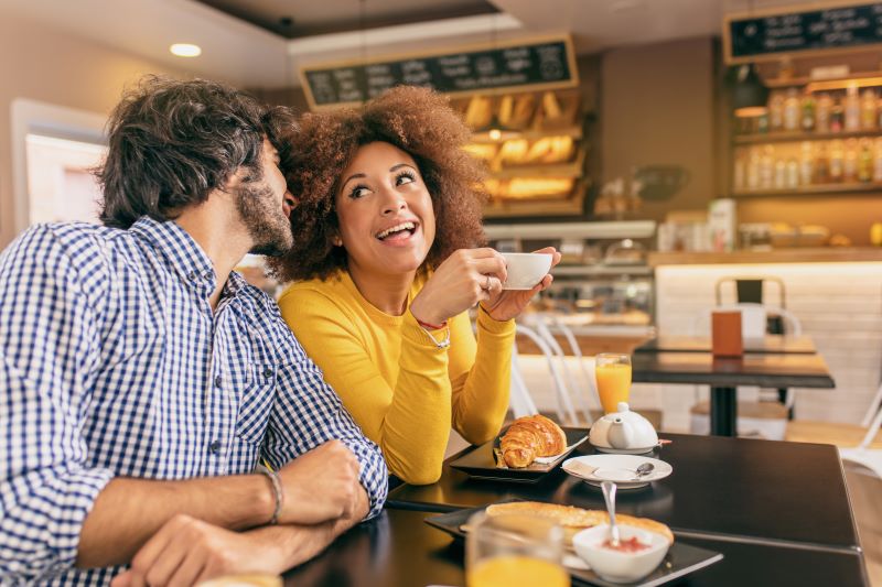 Couple flirtant autour d'un café au café