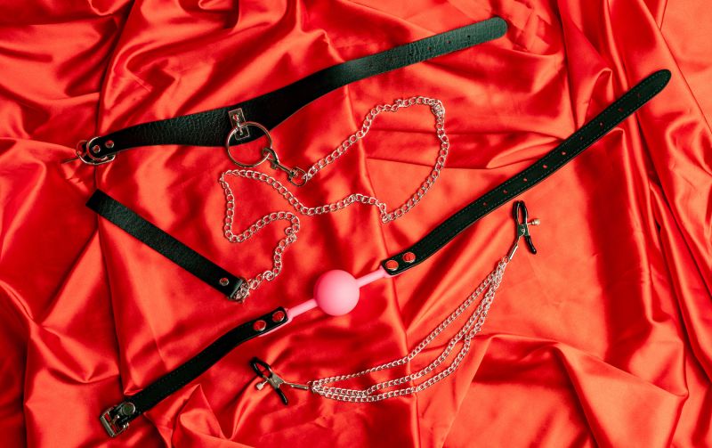 Jeux de sexe pour adultes BDSM sur draps rouges