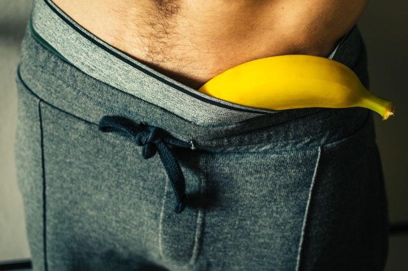 Gros plan de la banane dans le pantalon de l'homme