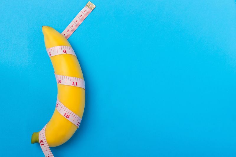 Banane enveloppée dans un ruban à mesurer