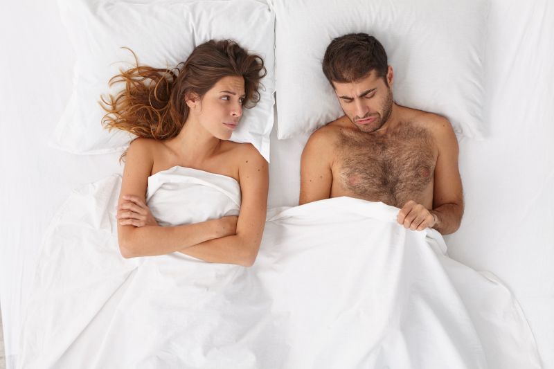 Concept de problèmes de chambre à coucher petite amie malheureuse au lit avec son petit ami