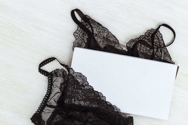 Lingerie noire dans une boîte blanche