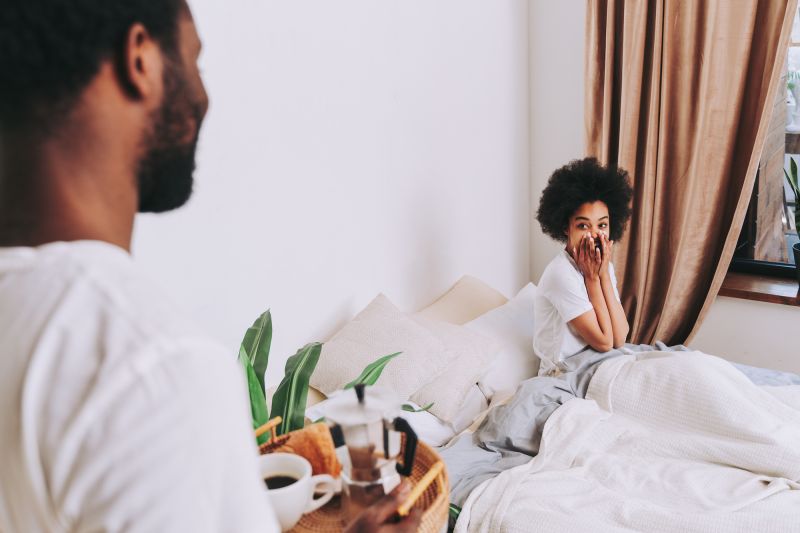 Petit ami apporte le petit déjeuner de petite amie au lit