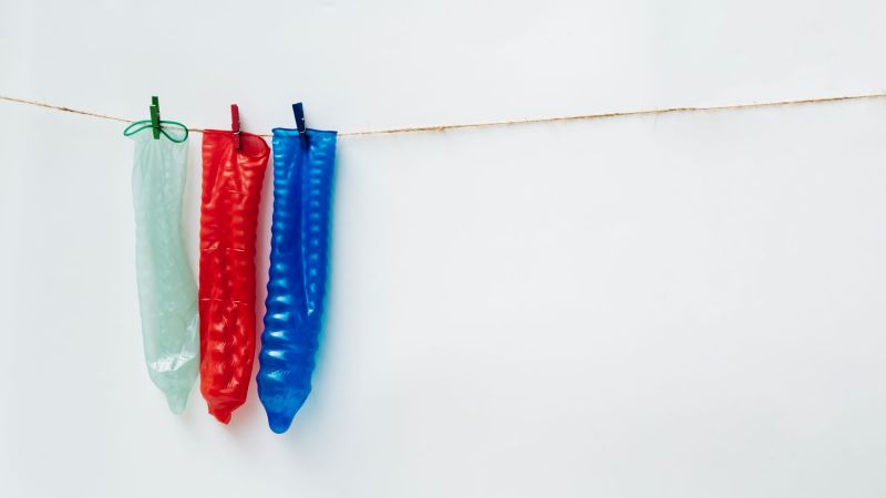 Préservatifs colorés suspendus à une ficelle