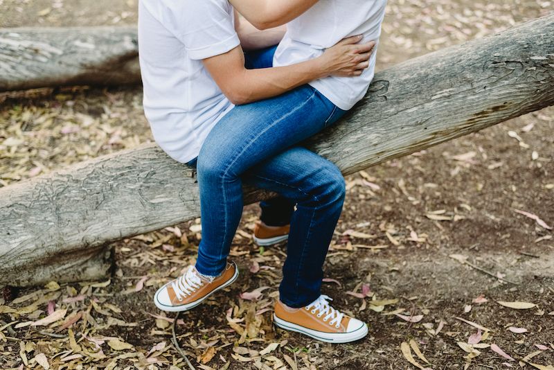 Couple jambes croisées à l'extérieur