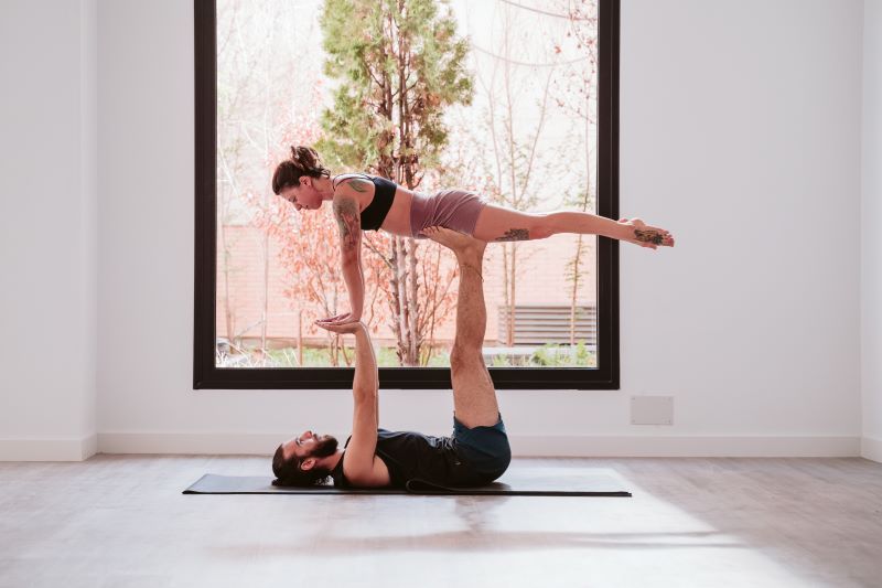 Couple faisant du yoga