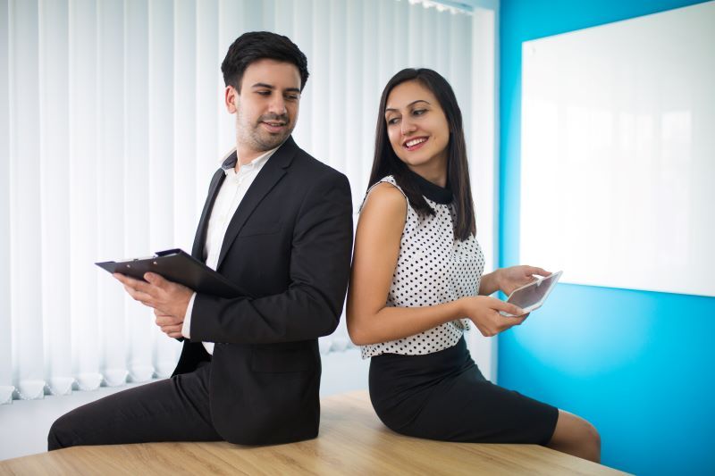 Couple flirtant au travail