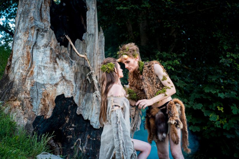 Couple à l'extérieur en costumes d'elfe