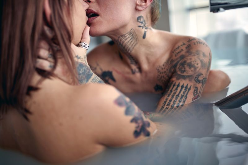 Couple s'embrassant passionnément dans le bain