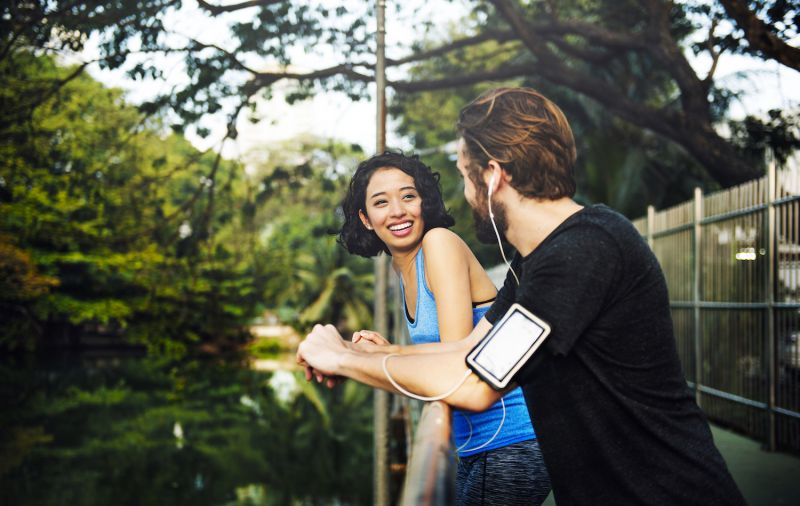 Couple souriant après l'entraînement à l'extérieur