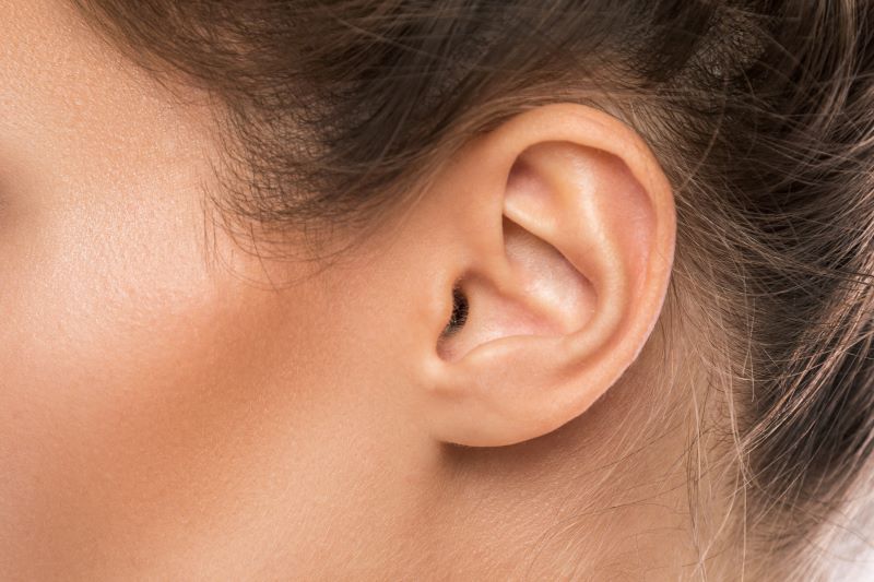 Gros plan de l'oreille féminine