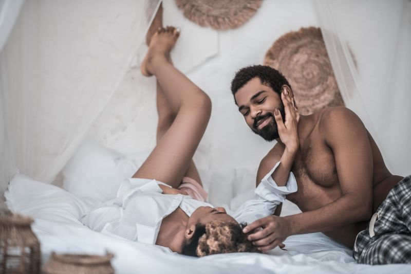 Heureux couple allongé dans son lit le matin