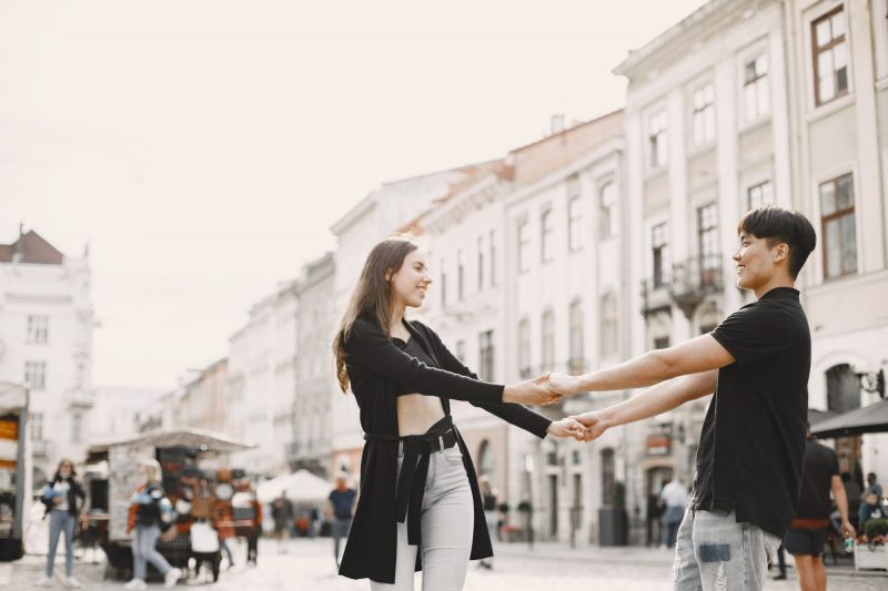 Heureux couple gambader dehors sur la rue de la ville