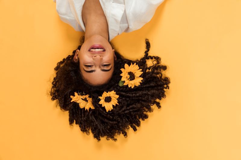 Femme heureuse avec des tournesols dans les cheveux