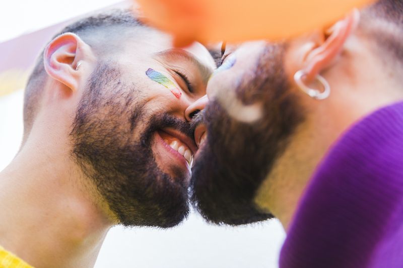 Couple homosexuel heureux s'embrassant