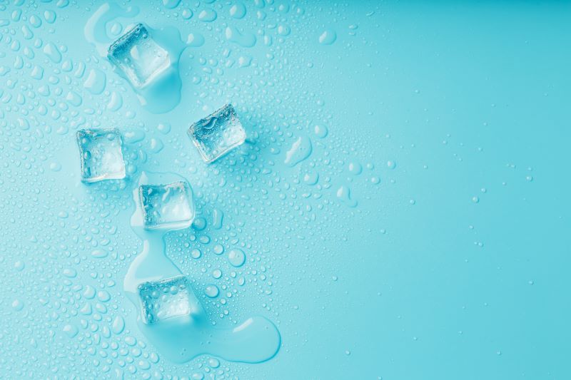 Cubes de glace sur fond bleu