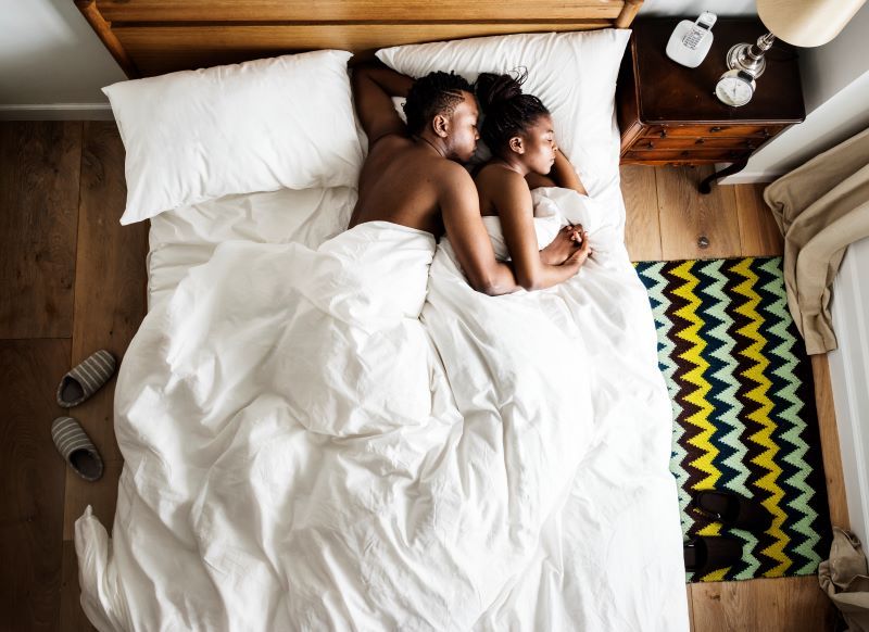 Couple intime câlins au lit