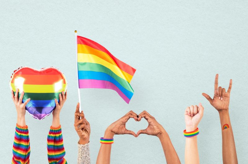 Célébrations de la fierté LGBTQ mains acclamant
