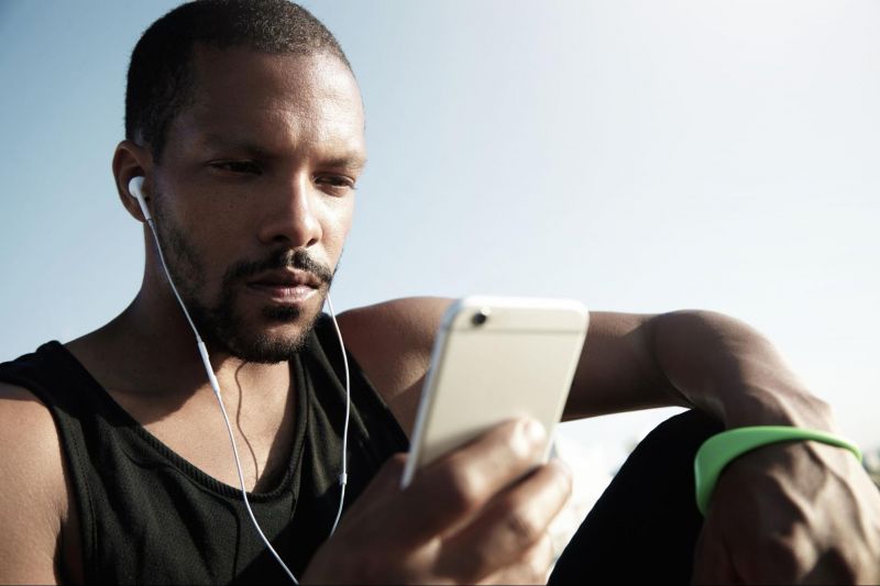 L'homme au téléphone était assis dehors