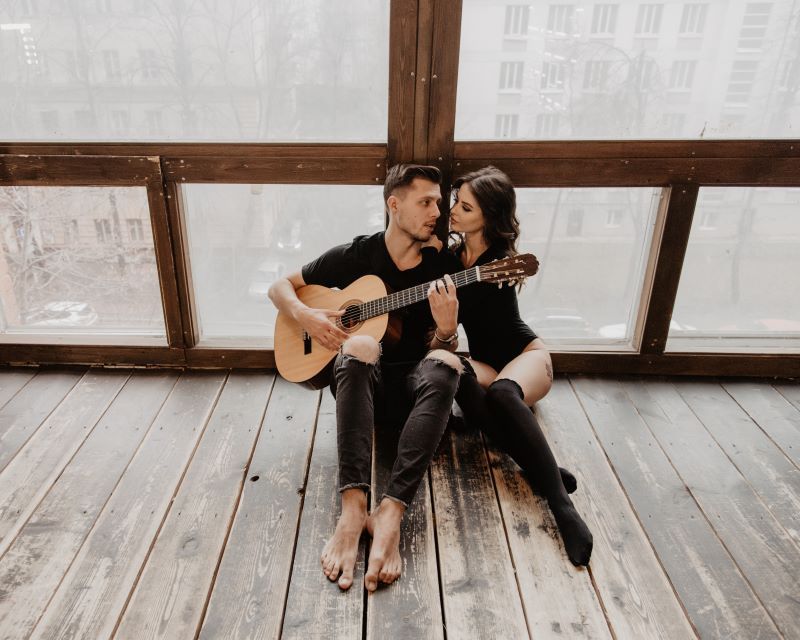 L'homme joue de la guitare à sa petite amie