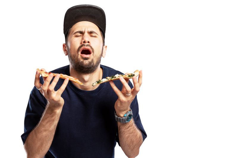 Homme sentant la pizza satisfait