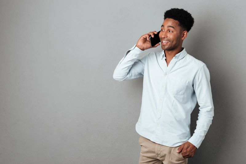 Homme parlant au téléphone