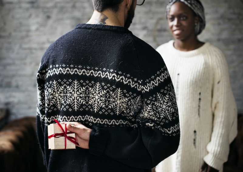 Homme petite amie surprenante avec un cadeau de Noël