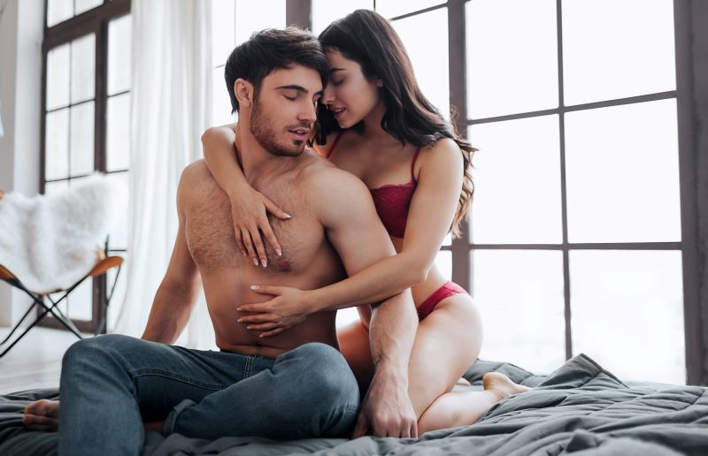 Couple sensuel au lit