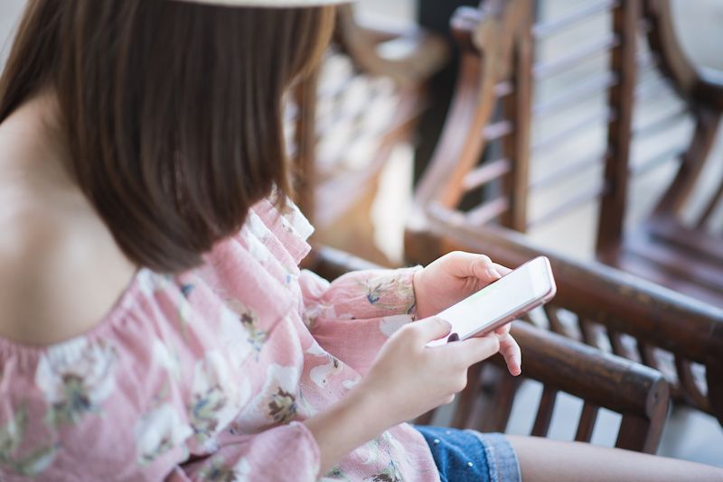 Femme avec sextos téléphoniques