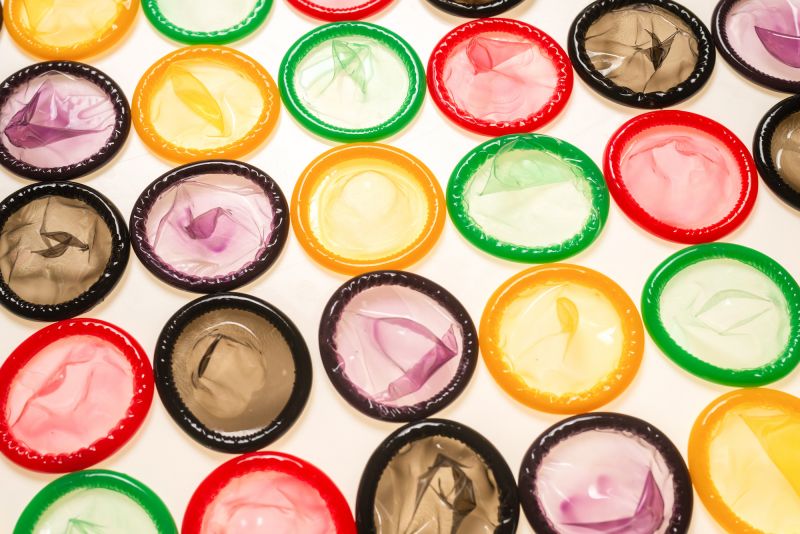 Vue de dessus sélection de préservatifs colorés