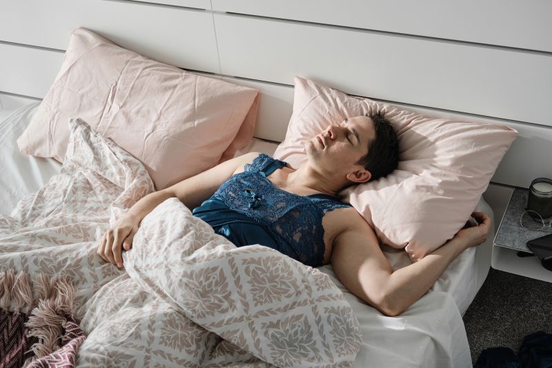 Femme trans se détendre au lit le matin