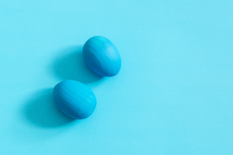 Deux boules bleues sur fond bleu