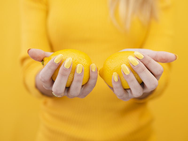 Femme tenant des citrons
