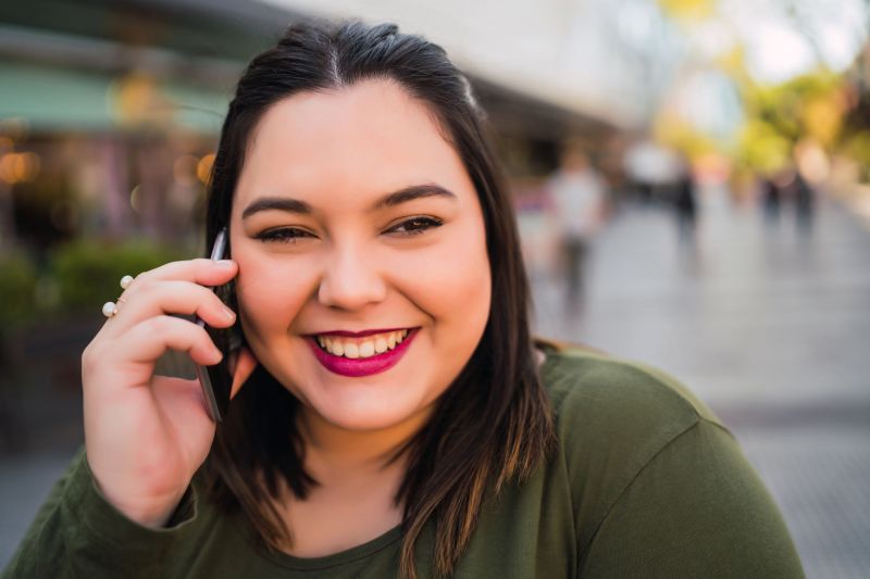 Femme souriante au téléphone