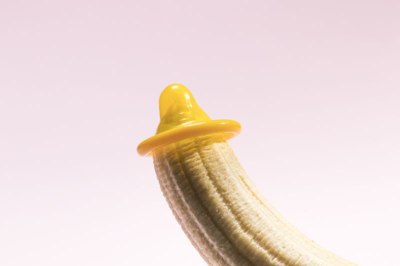 Banane de préservatif jaune non emballé