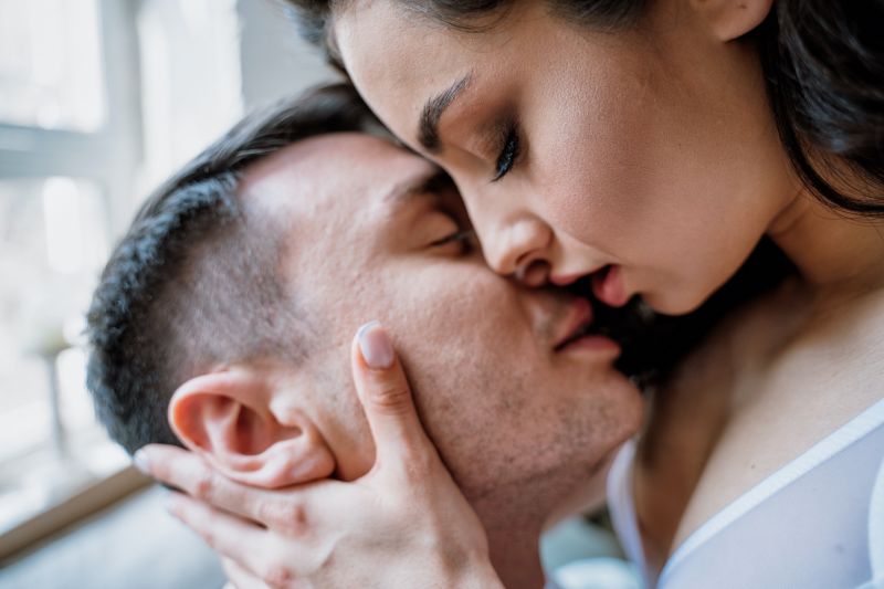 Couple s'embrassant intensément à la maison