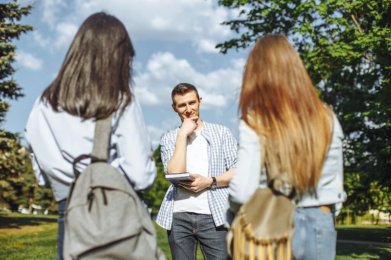 Homme sélectionnant deux femmes