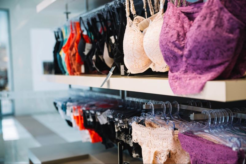 Lingerie accrochée à une étagère dans un magasin