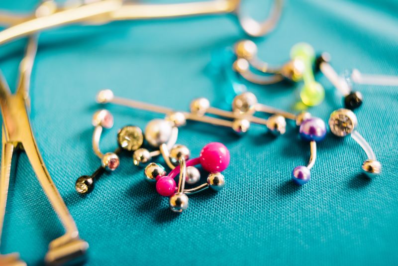 Bijoux piercing sur table turquoise 