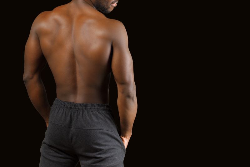 Homme seins nus vue de derrière