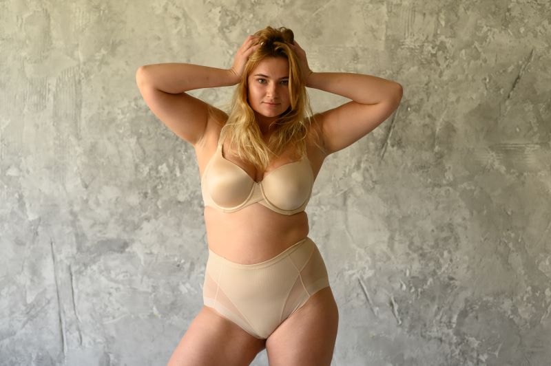 Femme posant en lingerie