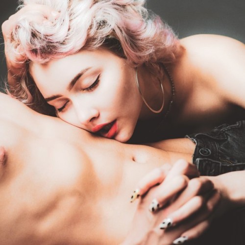 Adoração ao corpo: fique de joelhos diante deste versátil kink